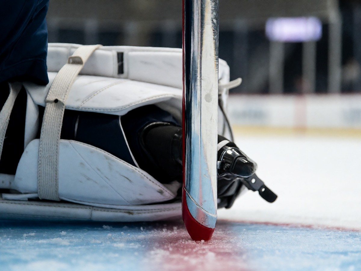 New York and Carolina goalie management under pressure